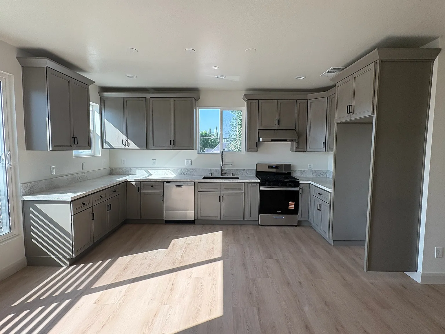 3 bed, 3.5 bath, 1564 sqft, $4,300 — Photo 2