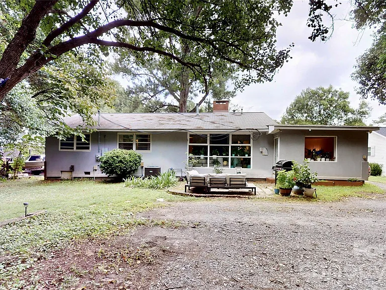 1136 E Woodlawn Rd — Photo 23