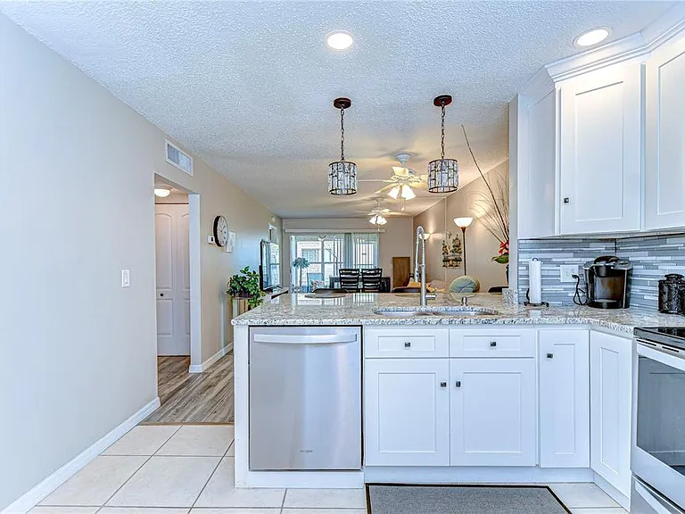 13870 Oakwood Ln — Photo 7