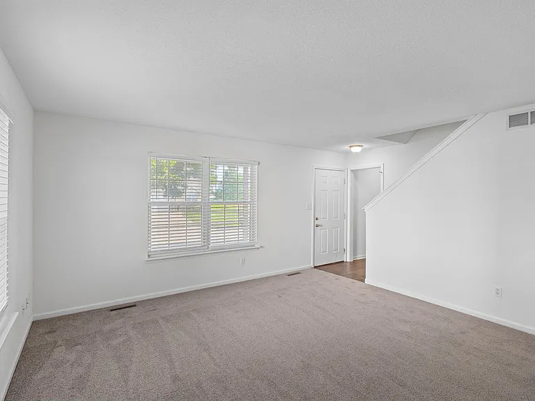 2411 Northampton Dr — Photo 4