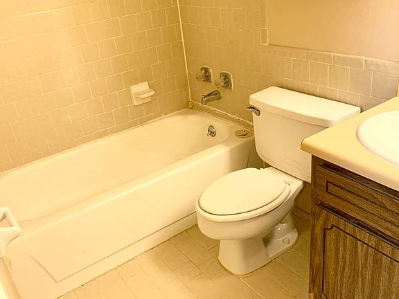 3rd image of 4042 Huntington Ln Unit 16
