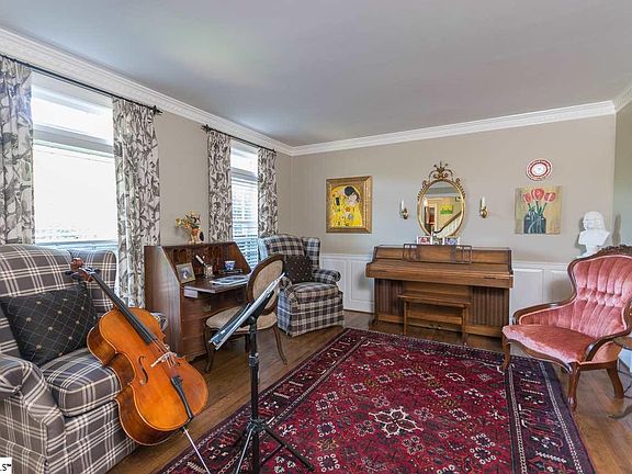4th image of 16 Club Forest Ln
