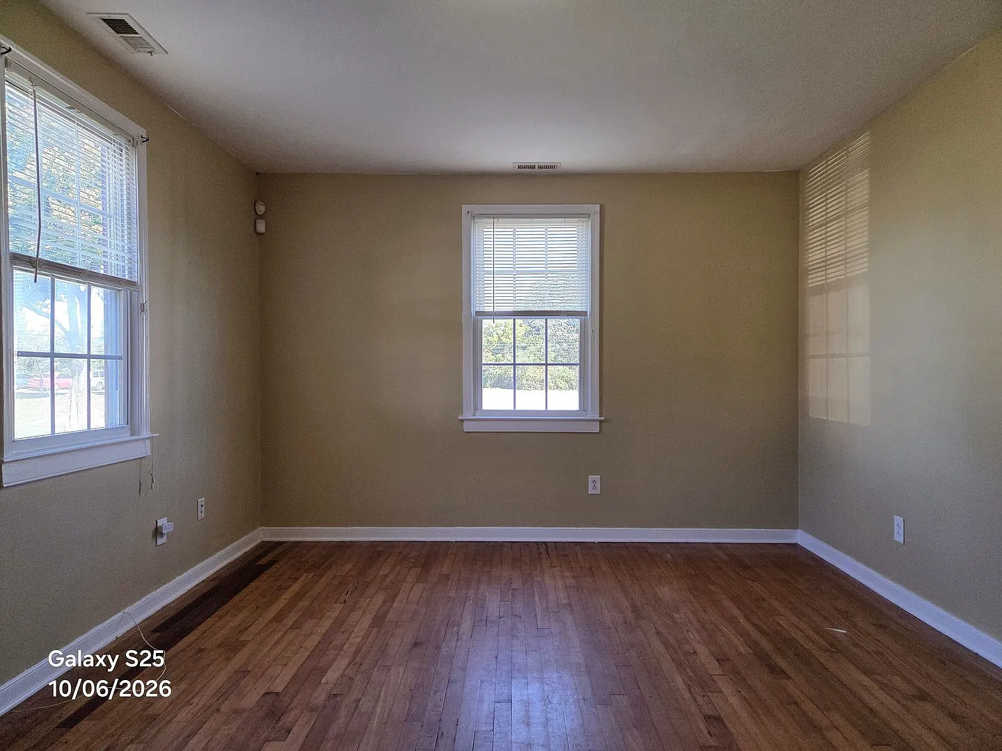 Cape Cod in Southside on large corner lot with private back yard. — Photo 2