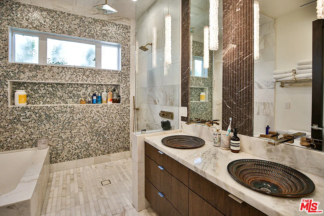 3 bed, 3.0 bath, 1437 sqft, $6,850 — Photo 3