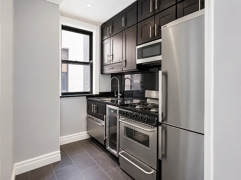 221 E 23rd St #4 — Photo 4