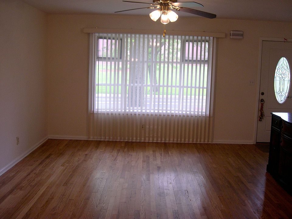 Living rm: hardwood fl, bay window