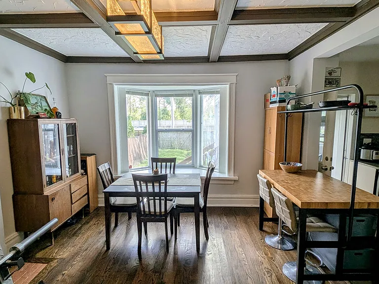 Homey & chic dining space.
