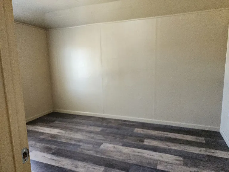 122 Eldridge Ave — Photo 3
