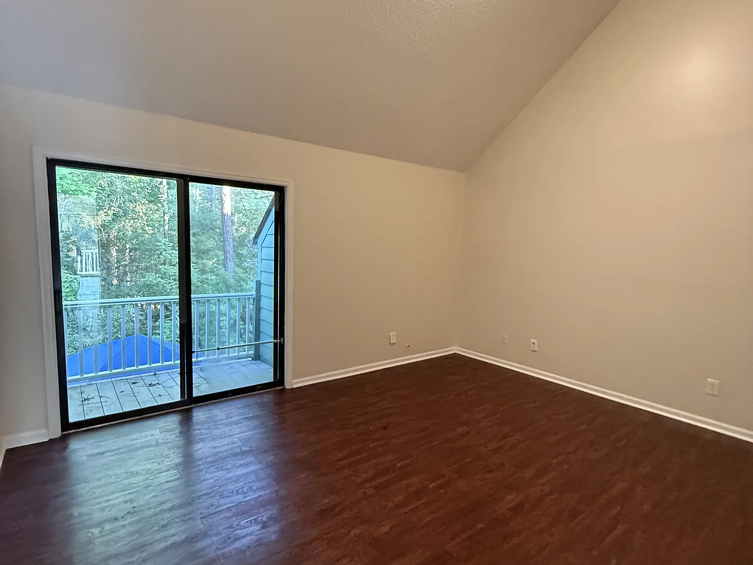 411 Cambridge Cir — Photo 1