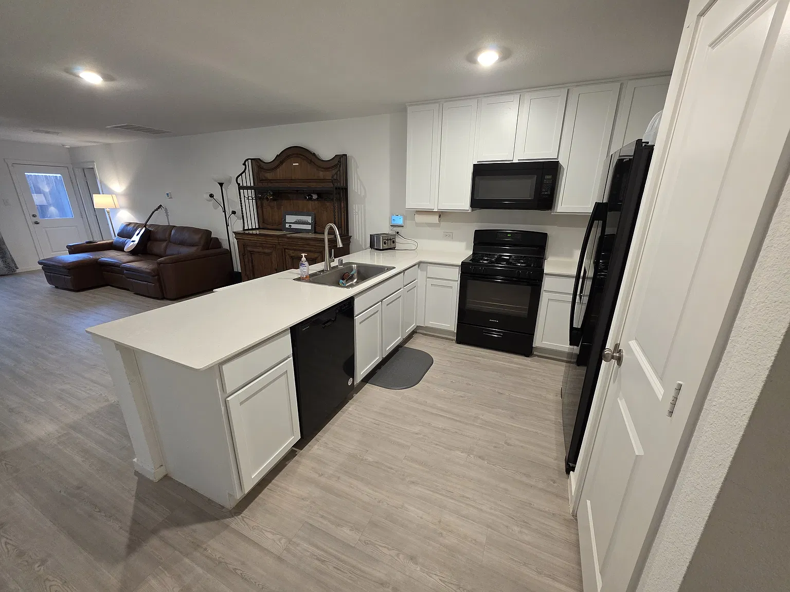 3 bed, 1402 sqft, $1,850 — Photo 3