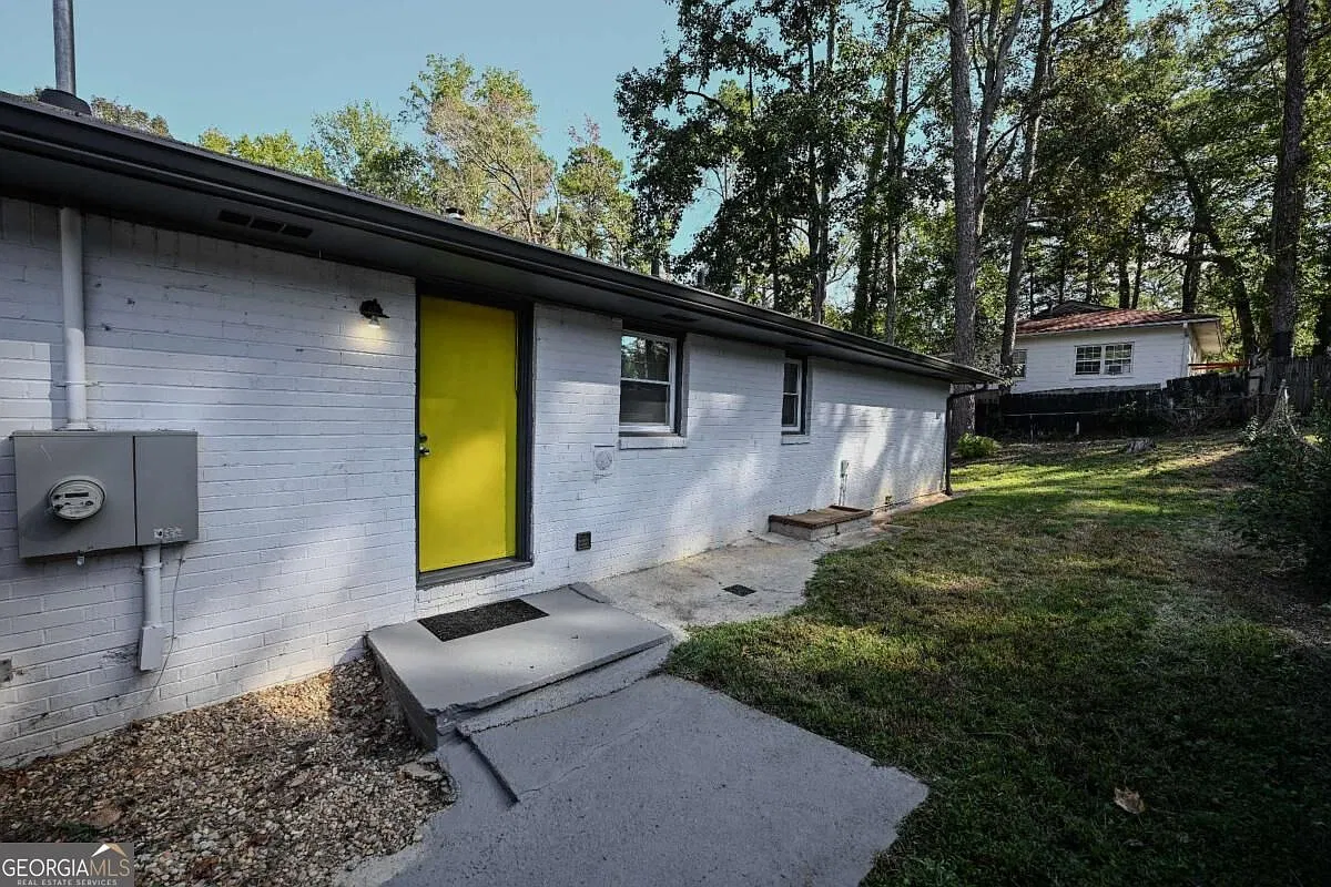 5 bed, 2.0 bath, 2000 sqft, $2,300 — Photo 3