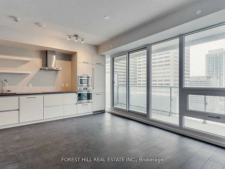 2221 Yonge St #5211 — Photo 6