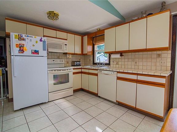 4th image of 54 Victor Ave