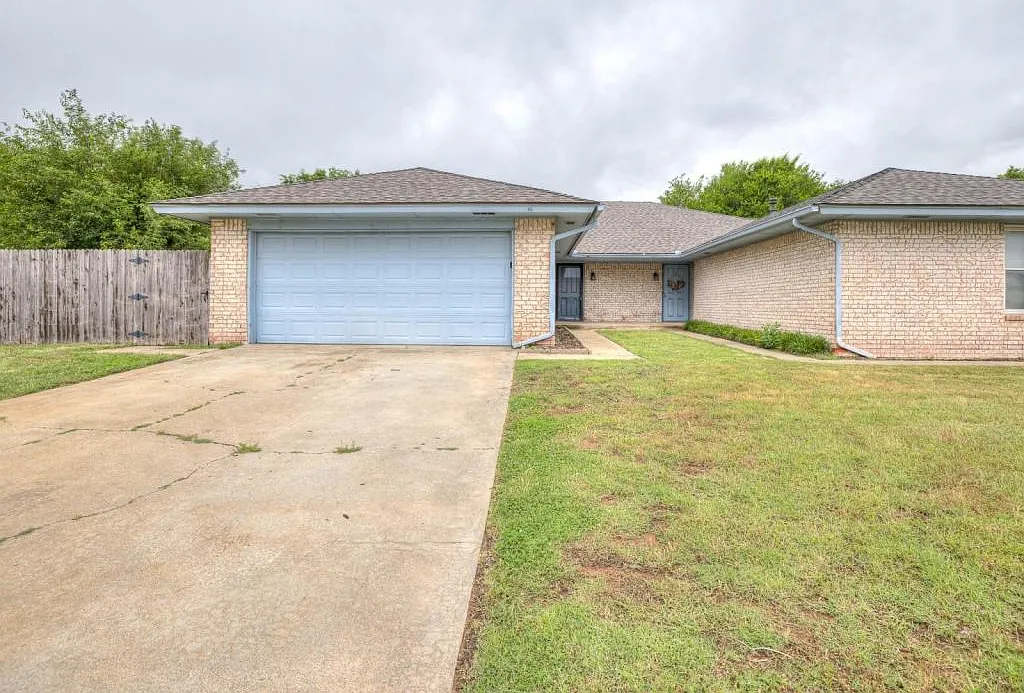 523 N Robin Way — Photo 1