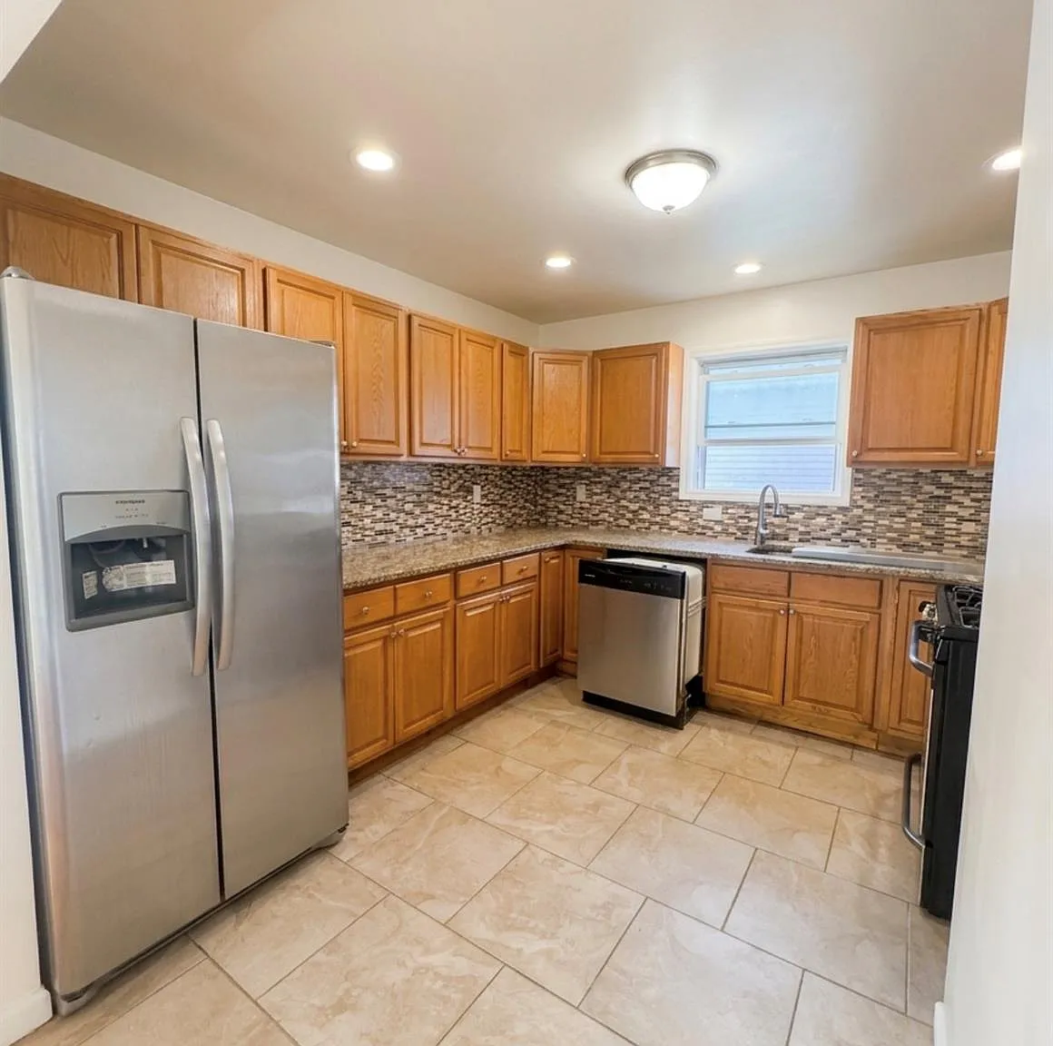 3 bed, 1.0 bath, 2174 sqft, $3,700 — Photo 2