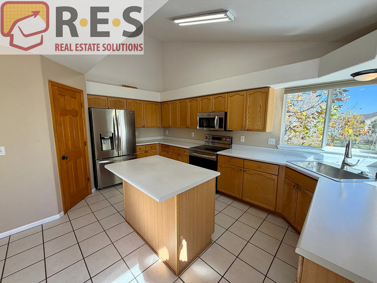 3 bed, 2.5 bath, 1994 sqft, $2,949 — Photo 4