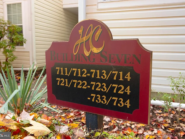 721 Walden Cir — Photo 3
