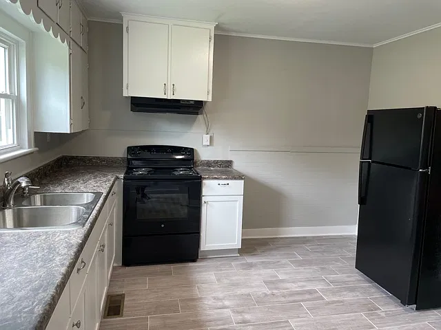 4 bed, 1033 sqft, $1,915 — Photo 3