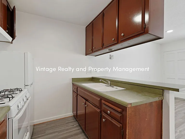 110 E Grove St — Photo 20