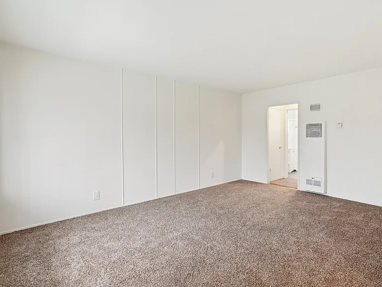 Crenshaw Manor — Photo 10