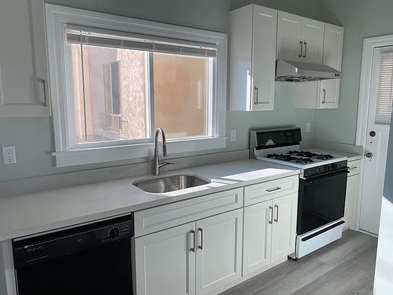 1918 Henry St #1 — Photo 6