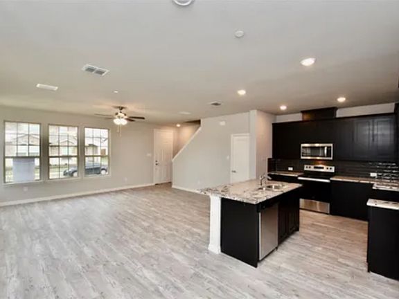 2nd image of 3401 Solana Cir