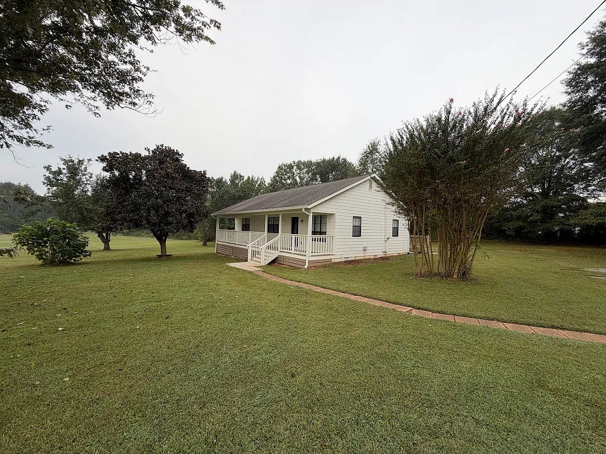 3 bed, 1144 sqft, $2,200 — Photo 2