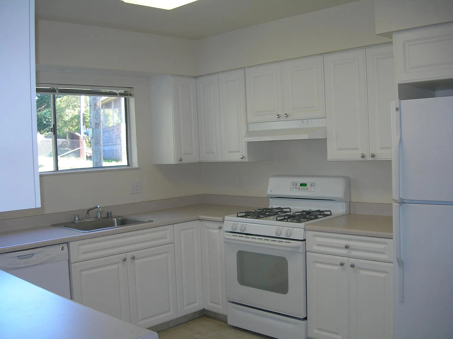 3 bed, 1.5 bath, 1300 sqft, $7,400 — Photo 2