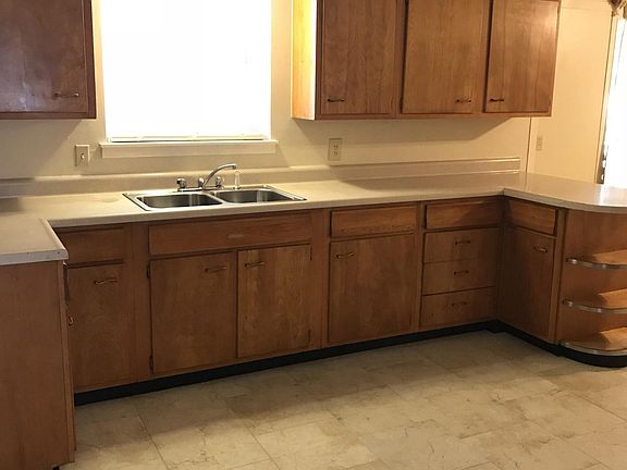 3rd image of 4827 Creekmoor Dr