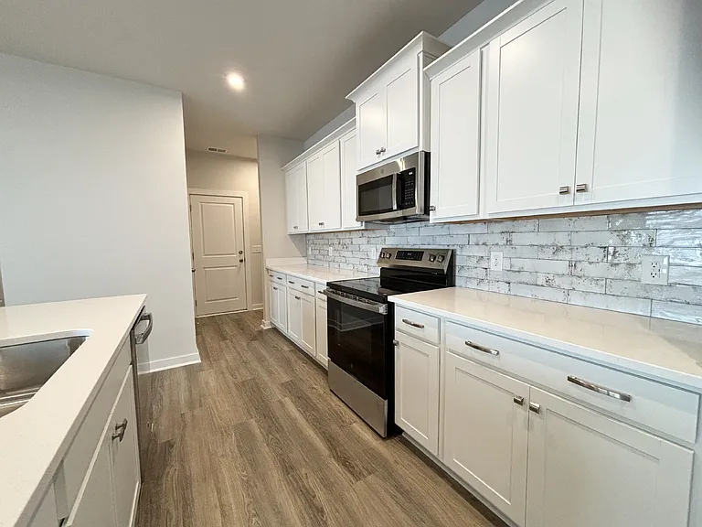 55 Lockwood Dr — Photo 5