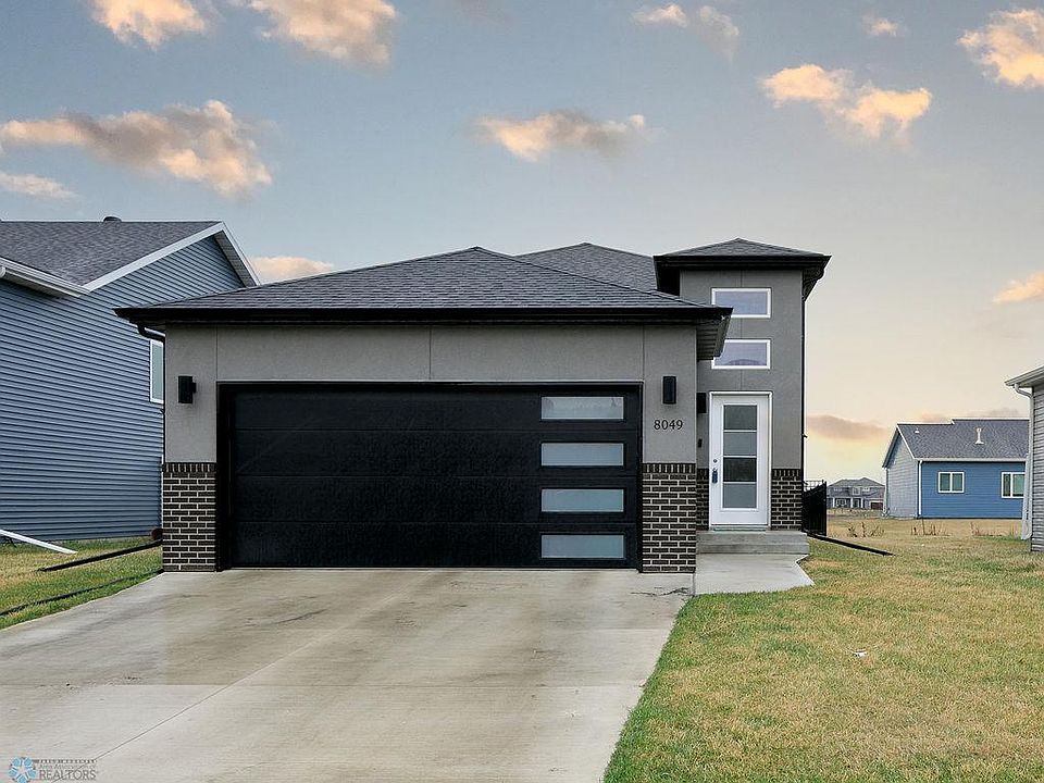 1st image of 8049 Goldfinch Dr