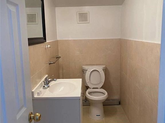 4th image of 6-15 Collegepointblvd