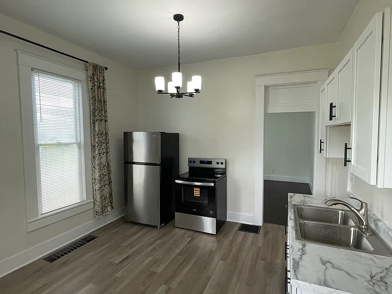 523-525 W Charles St #523 — Photo 2