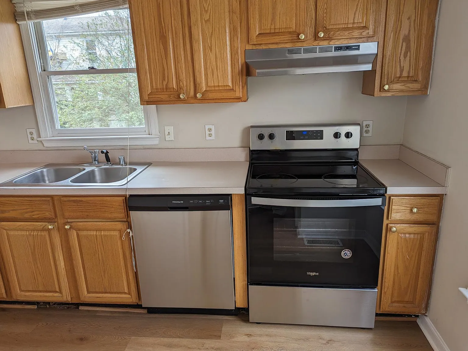 1002 Stafford Ave — Photo 3