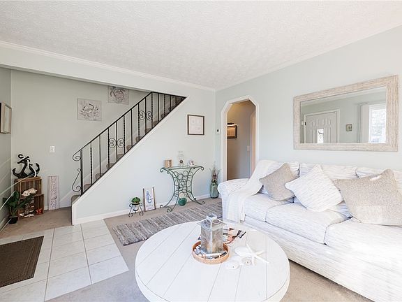 5th image of 284 Normandale Dr