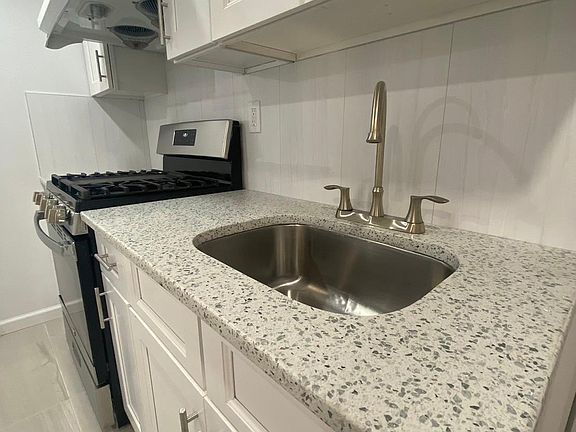 2nd image of 139-60 Pershing Cres #G