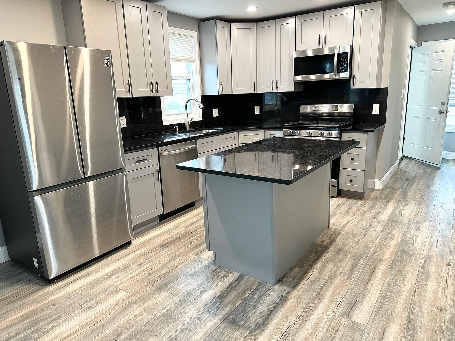 3 bed, 1000 sqft, $3,300 — Photo 4