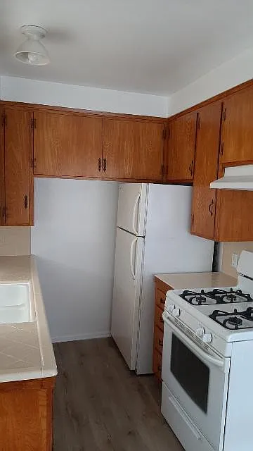 2702 Broadway — Photo 2