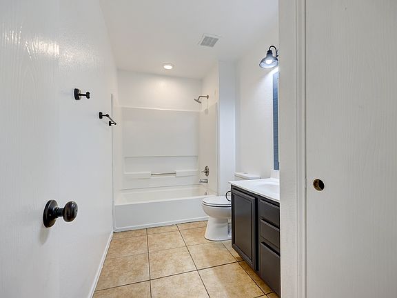 5th image of 2104 Cottontail Dr