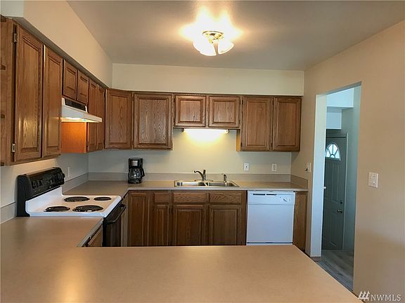 Kitchen w/ new dishwasher 