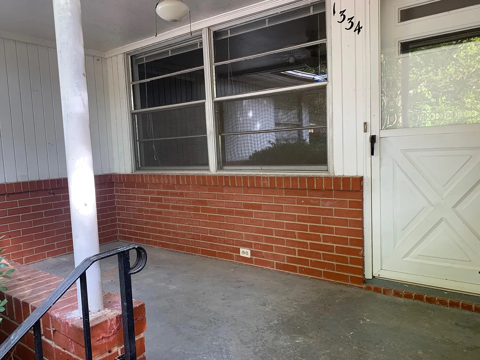 3 bed, 1.5 bath, 1300 sqft, $2,400 — Photo 2