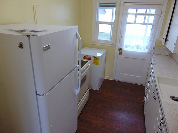 2nd image of 411 W Grove St APT 4