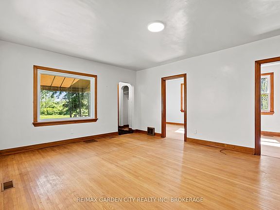 5th image of 1828 Decew Rd