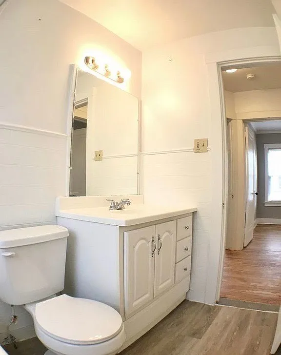 119 W Robert - 1 — Photo 3