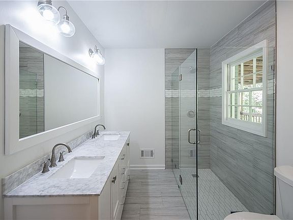 4th image of 2550 Glendale Cir SE