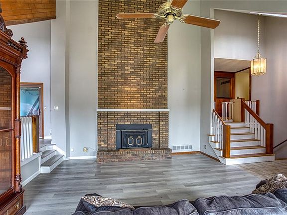 3rd image of 16025 Meadow Ln