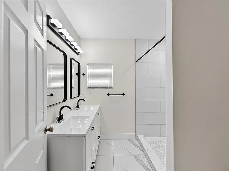 2525 W Beach St — Photo 35