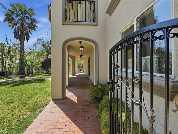 3rd image of 4972 Clover Pl