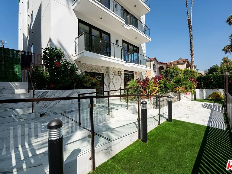 137 N Doheny Dr #3 — Photo 3