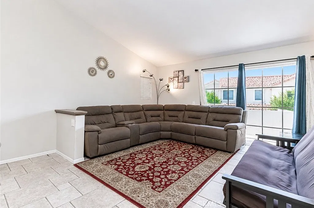 2 bed, 1063 sqft, $3,600 — Photo 2